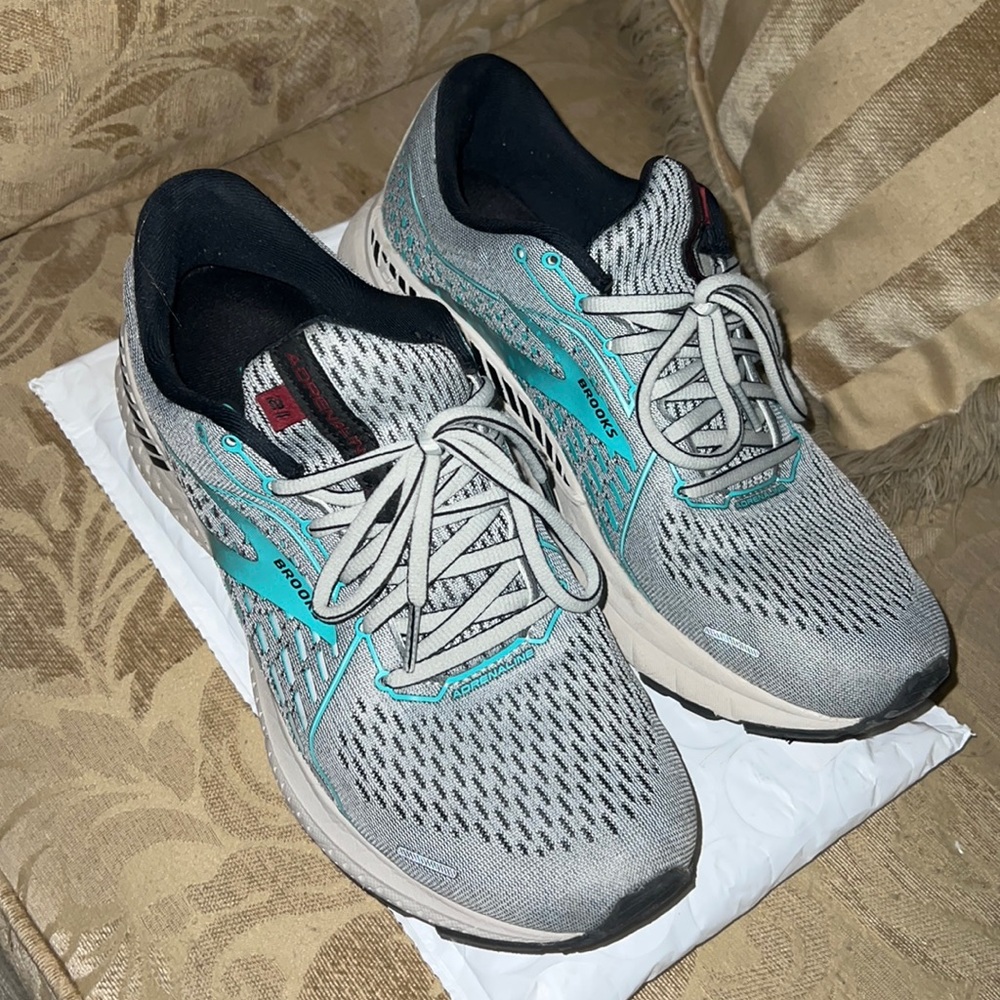 Brooks 9.5 women’s sneaker
